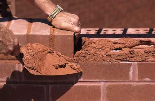 يتم تنفيذ أعمال الطوب في الفرن على ملاط ​​من الطين والرمل