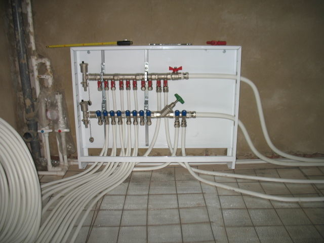 Manifold cabinet for underfloor heating