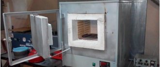 Compact industrial furnace for melting metals
