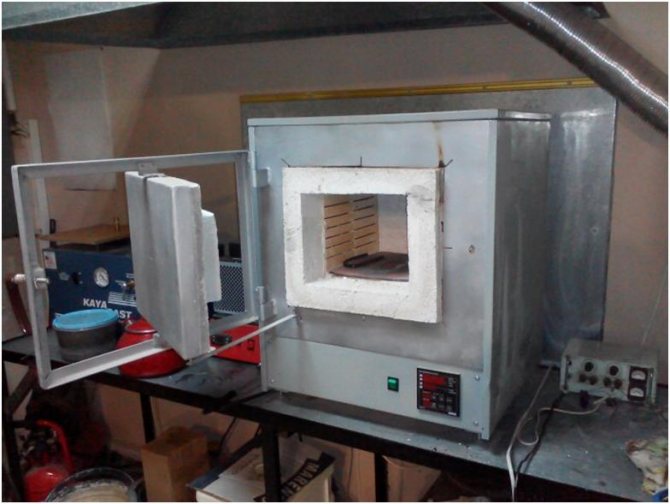 Compact industrial furnace for melting metals