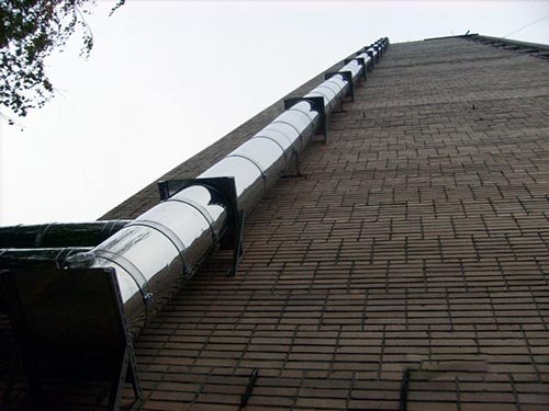 Construction of a near-facade industrial chimney