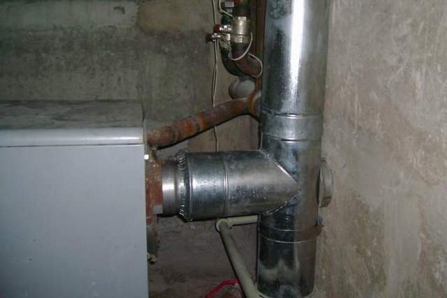 Las calderas u hornos montados en fábrica siempre tienen una conexión de chimenea. Es decir, el problema con la sección transversal de la chimenea ya no vale la pena, no debe ser menor que el especificado en la documentación técnica.