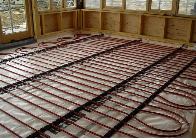 fastening the underfloor heating pipe to the mounting rails