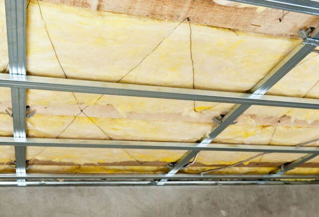 gắn chặt vật liệu cách nhiệt vào trần nhà từ bên dưới