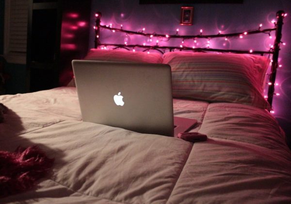 Il letto è una superficie irregolare per il laptop