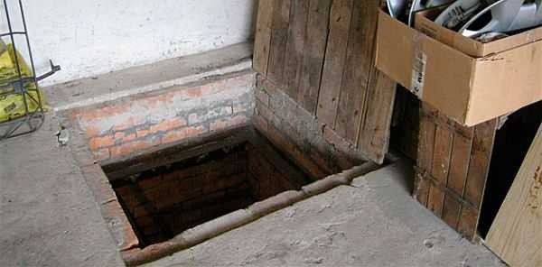 The lid on the cellar in the house should be practically airtight.