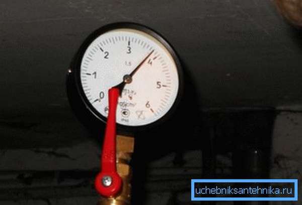 The pressure gauge in the photo shows 3.8 kgf / cm2. The value is quite standard.