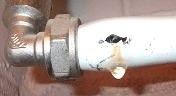 Die Stelle, an der das Metall-Kunststoff-Rohr beschädigt wurde, kann mit einem Pflaster versiegelt werden
