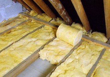 La lana minerale è posata tra i ritardi sul soffitto