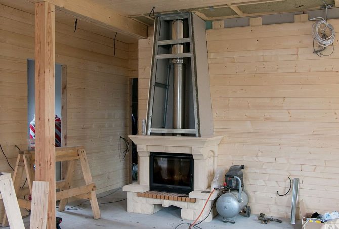 Instalación de una chimenea en una casa de madera.