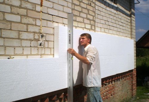 Installation of foam on the facade