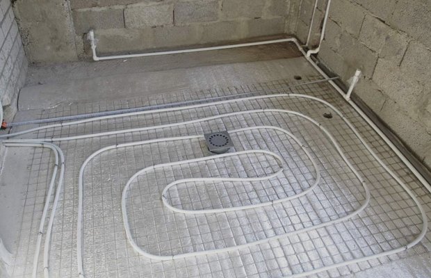 Installazione di riscaldamento a pavimento con rete rinforzata