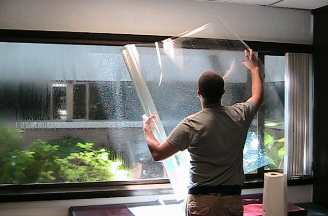 Εγκατάσταση απόχρωσης φιλμ σε παράθυρα με διπλά τζάμια