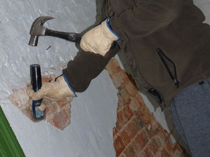 In the photo, a way to remove old plaster manually