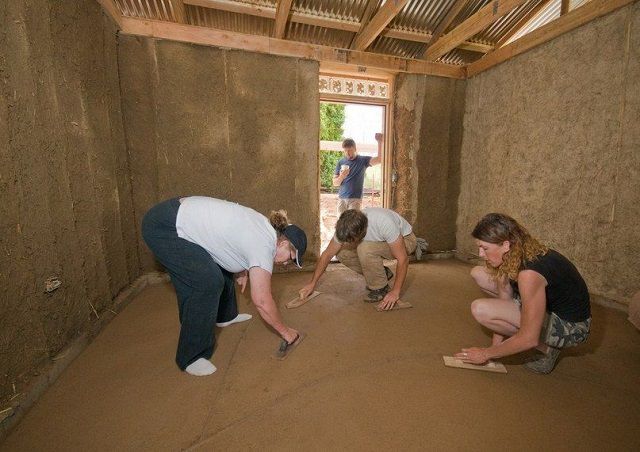 Imbottitura e stuccatura di un pavimento in argilla
