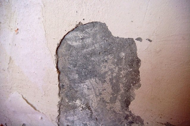 Les destins instables du plâtre sont supprimés sans regret. Et le plus souvent, cela se termine par un retrait complet de l'ancienne couche de plâtre.