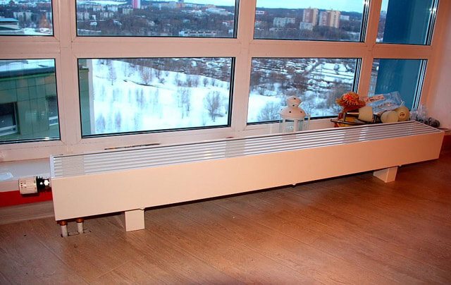 alacsony fűtésű radiátor az ablak alatt