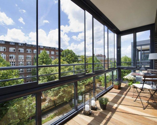 Balkona panorāmas stiklojums: tehnoloģiju veidi un iezīmes