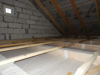 Dampsperre på loftet på et kaldt loft