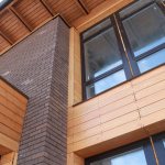 Pro e fasi della creazione di una facciata di ventilazione per una casa in legno