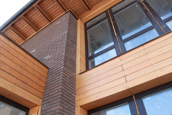 Kelebihan dan tahap membuat fasad pengudaraan untuk rumah kayu