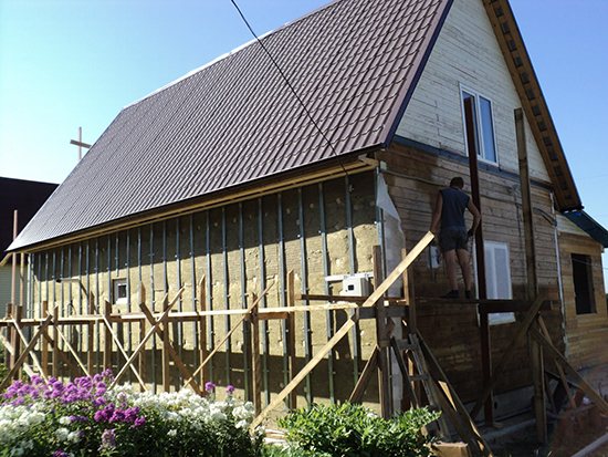 Pros y etapas de la creación de una fachada de ventilación para una casa de madera.