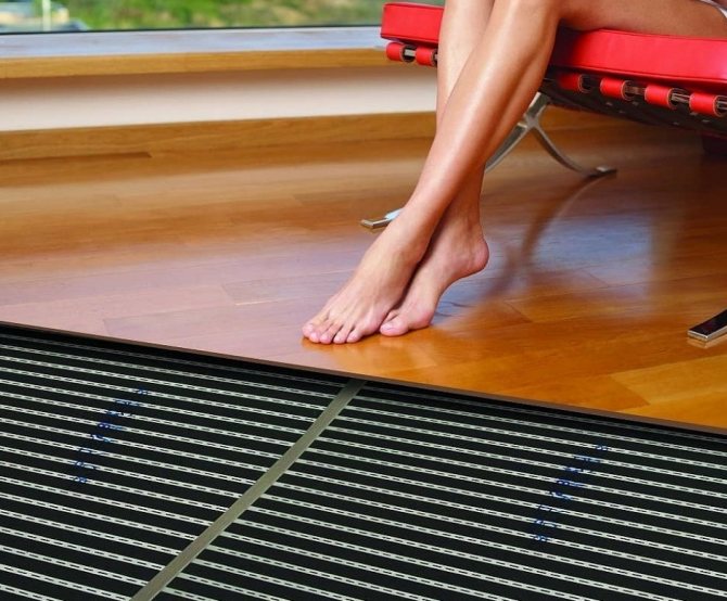 Both adults and children can walk barefoot on a warm laminate