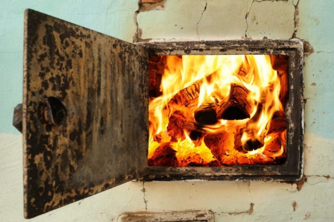 Per què fuma l'estufa: què fer si a l'estufa a casa no hi ha corrent d'aire quan es dispara