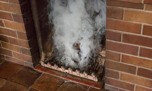 Per què fuma l’estufa de ferro quan s’obre la porta?