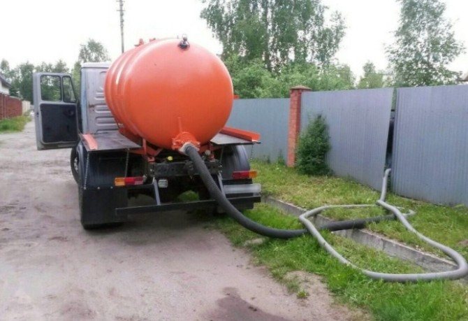 Приближаването на канализационния камион към помийната яма