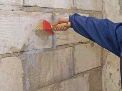 Préparer les murs de la maison pour l'isolation