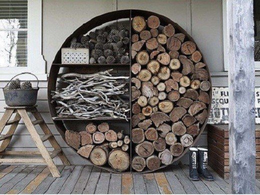Holzstapel für Brennholz können zum Beispiel wie auf dem Foto sehr originell aussehen
