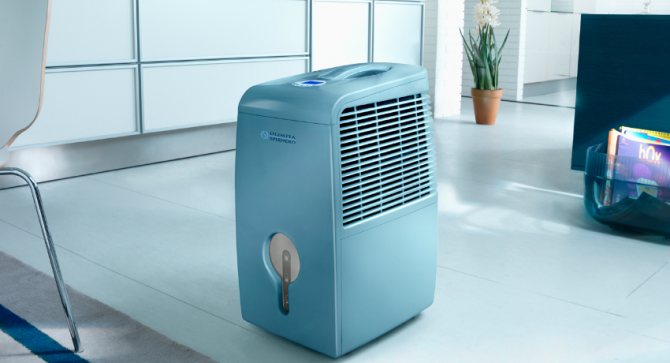 El condicionador d'aire portàtil sense conducte d'aire té un disseny lacònic, a causa de l'absència de canonades i safates de drenatge per recollir la humitat
