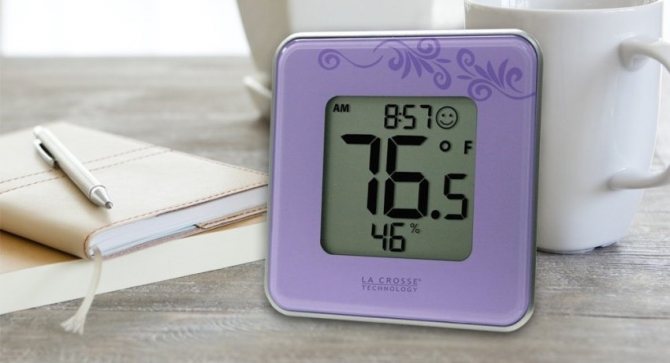 Un dispositivo para medir la humedad del aire en un apartamento.