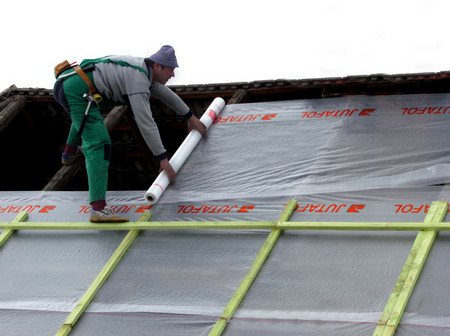 processo di installazione del film per tetti
