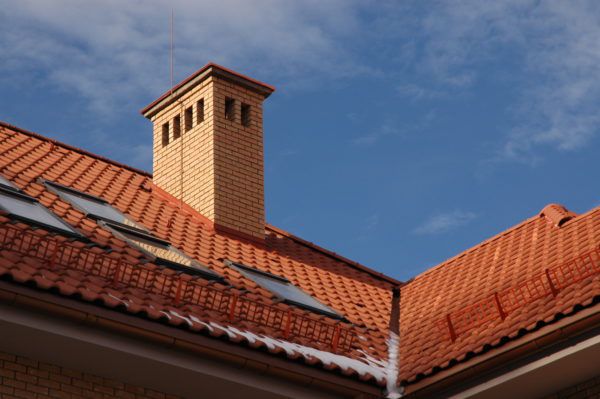 Průchod komína přes střechu - hlavní nuance uspořádání