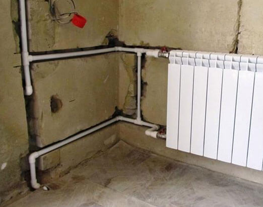 Colocación de tuberías de calefacción en la pared.