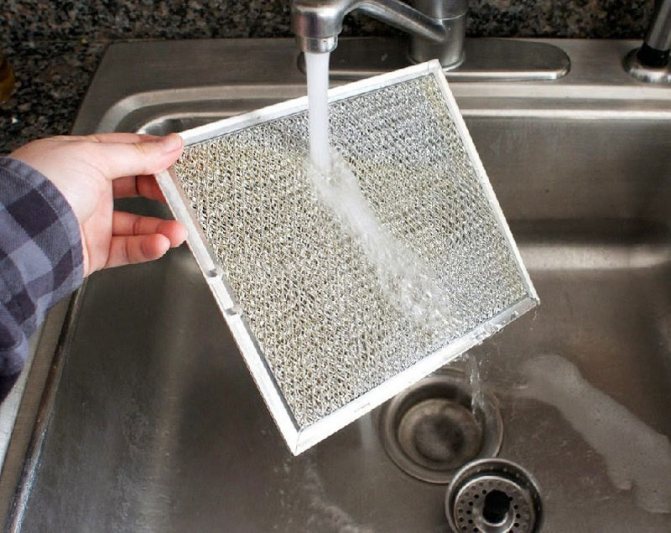 Rửa sạch dưới vòi nước là bắt buộc sau khi loại bỏ dầu mỡ và chất bẩn