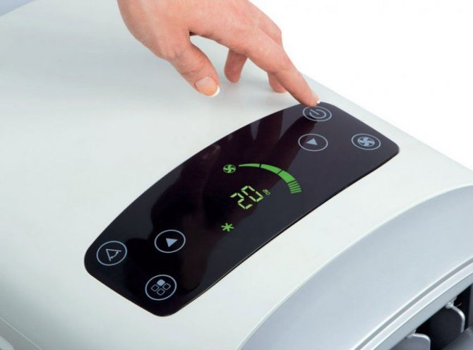 El trabajo de muchos acondicionadores de aire de pie está automatizado: pueden apagarse por sí mismos cuando la temperatura del aire en la habitación alcanza la normalidad.