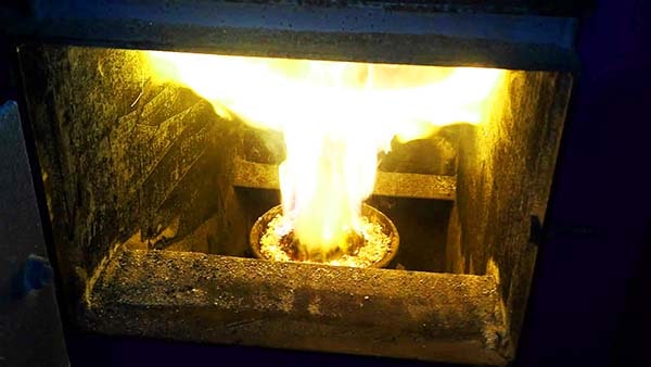 Funzionamento del bruciatore della storta nella caldaia