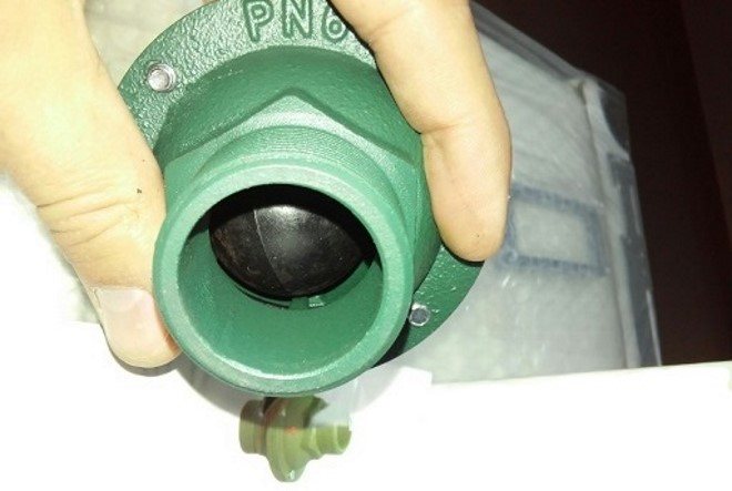 Činnosť tohto ventilu je zabezpečená guľou, ktorá sa pohybuje vnútri tela pod pôsobením chladiacej kvapaliny.