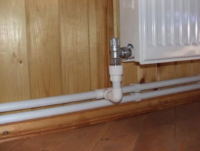 Le radiateur est connecté à un circuit passant par une vanne de régulation
