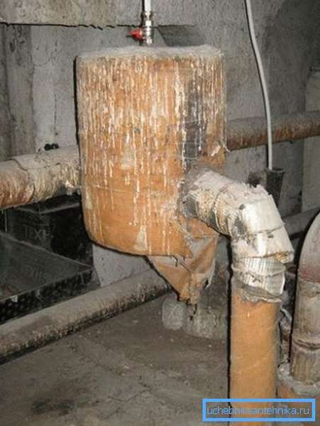 Ekspanzijski spremnik s ispustom usmjerenim u kanalizacijski sustav.