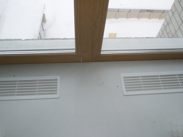 rejilla de ventilación del alféizar de la ventana