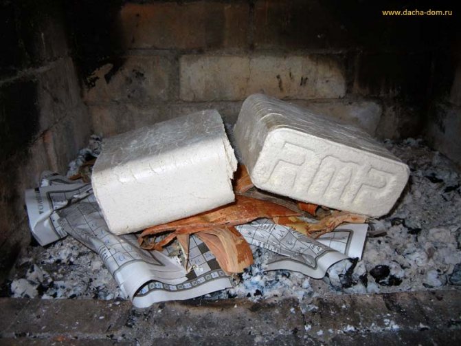 Encesa del forn amb briquetes combustibles especials