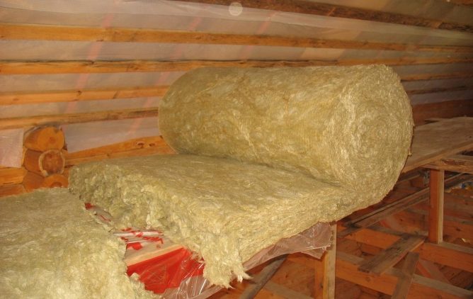 Roll of mineral wool