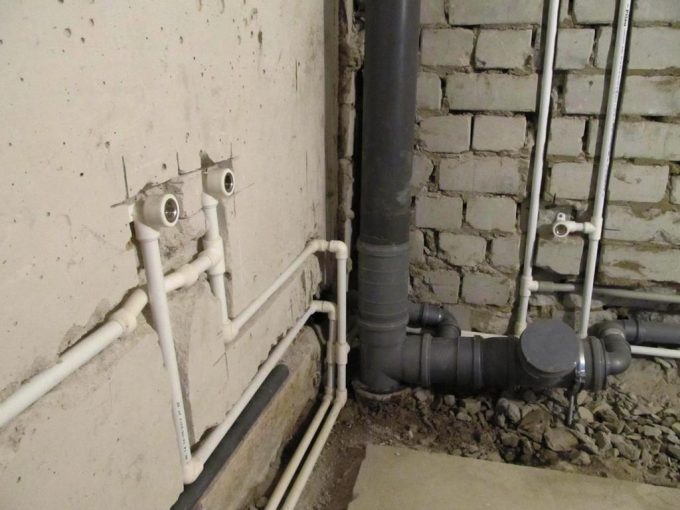Lo schema di posa dei tubi nel muro del bagno