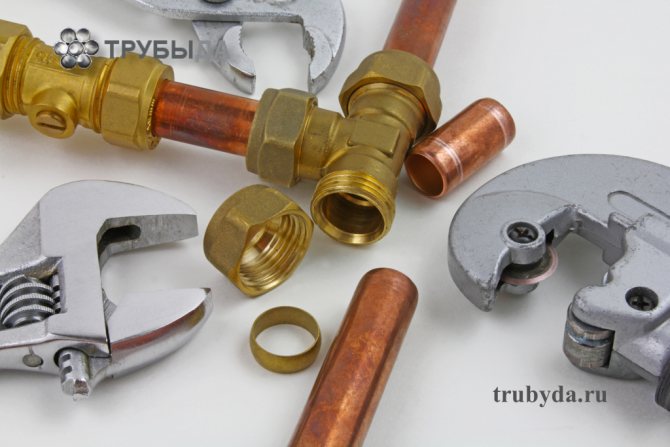 Conexión de tubos de cobre con accesorios.
