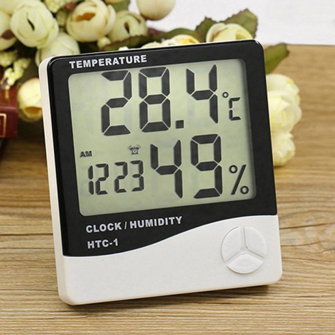 Alat canggih yang menunjukkan suhu, masa dan kelembapan