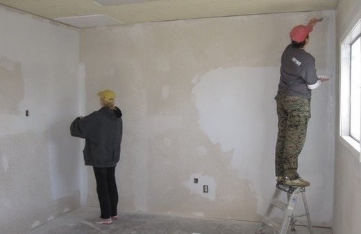 Metoder til at dekorere væggene i et hus og en lejlighed fra en skumblok indeni